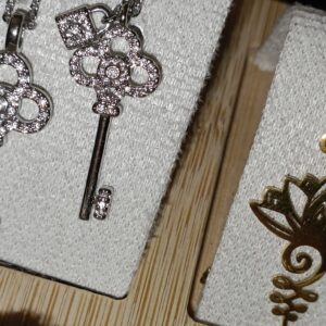Collar llave y candado plateado