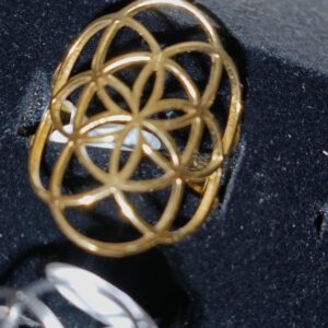 Anillo flor de la vida dorado acero