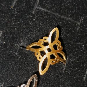 Anillo nudo de bruja dorado acero