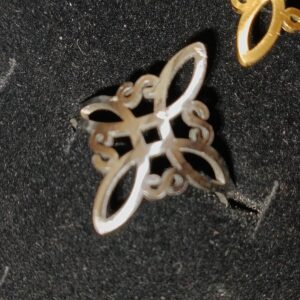 Anillo nudo de bruja plateado acero
