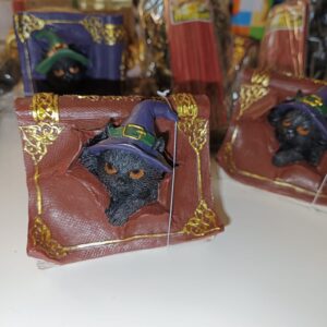 Figura gato travieso - marrón