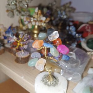 Árbol con minerales de colores