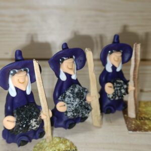 Bruja con turmalina y palo santo