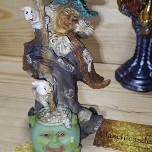 Figura bruja con su caldero