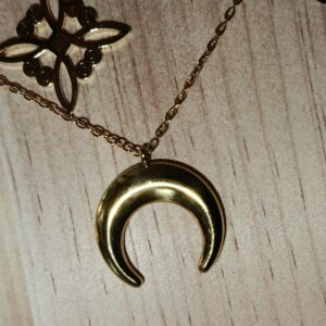 Collar luna invertida dorada