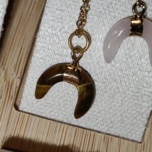 Collar luna invertida cuarzo ojo de tigre