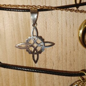 Collar Nudo de Bruja plateado