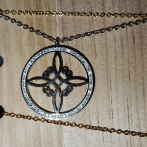 Collar Nudo de Bruja circulo de piedra plateado