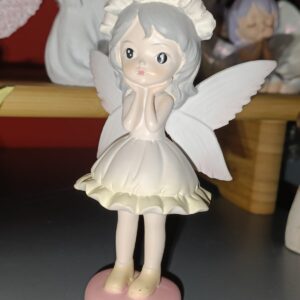 Figura hada sobre corazón