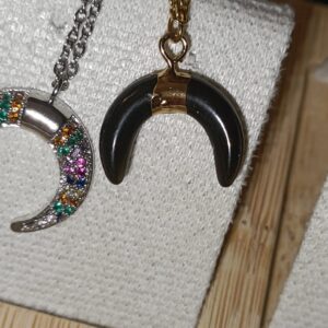 Collar luna invertida obsidiana