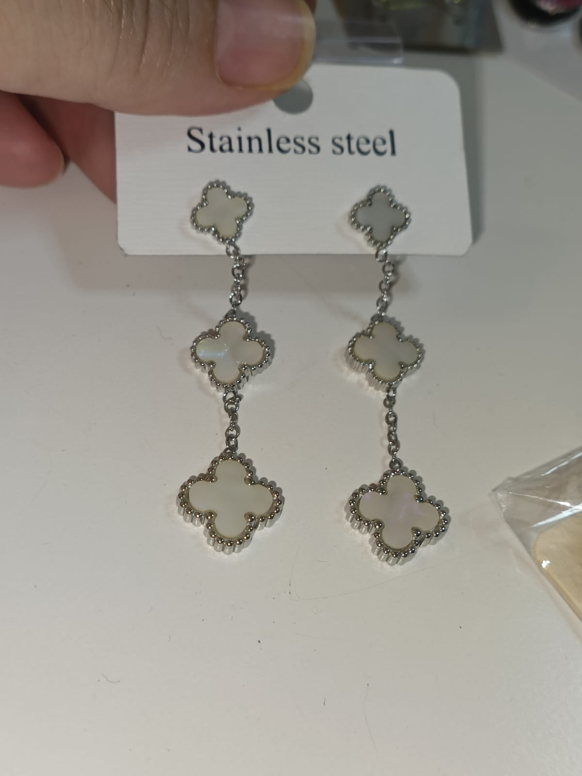 Pendientes blancos largos