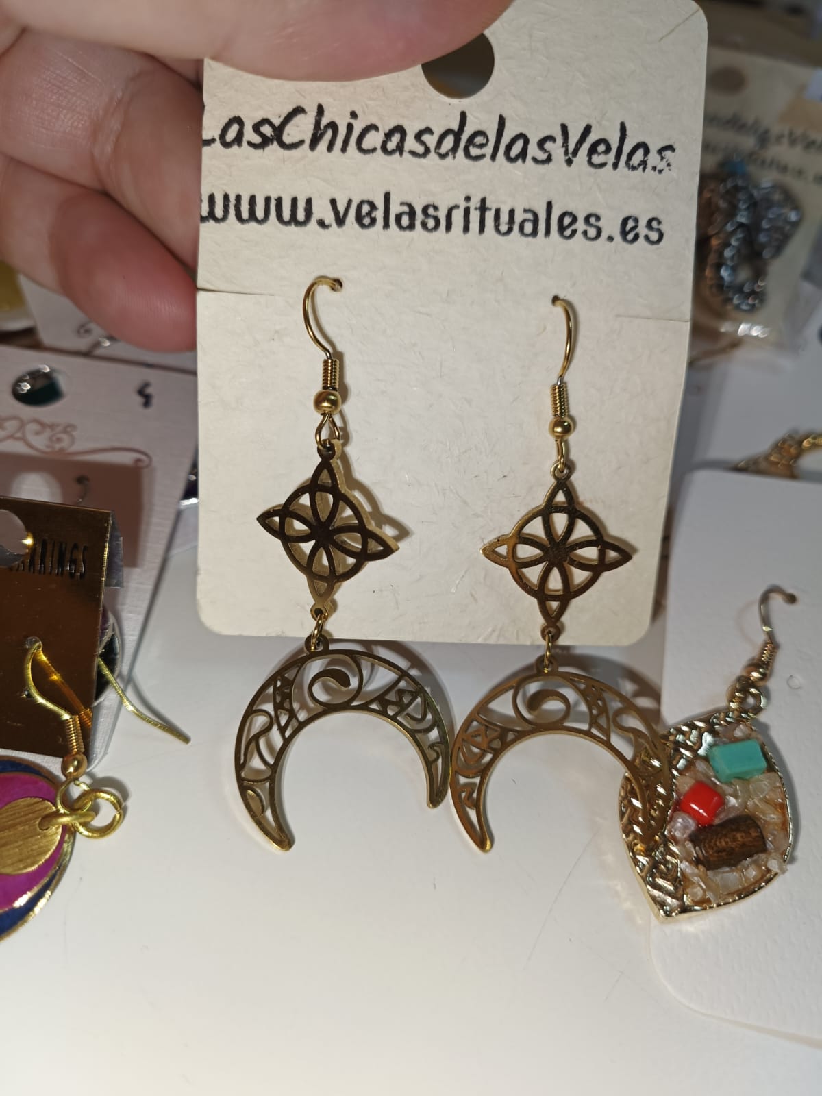 Pendientes nudo de bruja y luna dorado