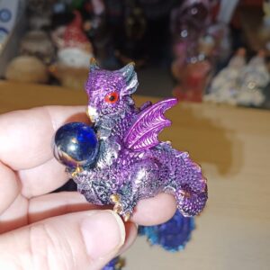 Dragón pequeño morado