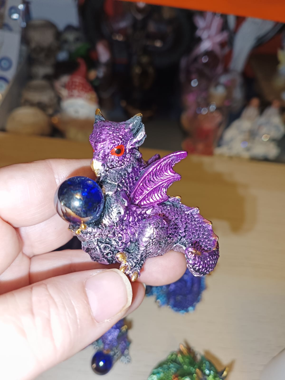 Dragón pequeño morado