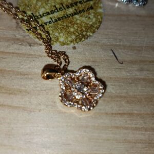 Collar flor dorada