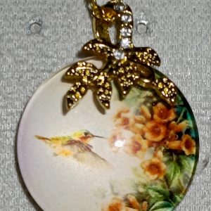 Collar colibrí dorado flores naranjas