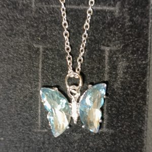 Collar mariposa blanca cadena plateada