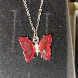 Collar mariposa roja cadena plateada
