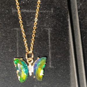 Collar mariposa verde cadena dorada