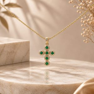 Cruz con cristales verdes