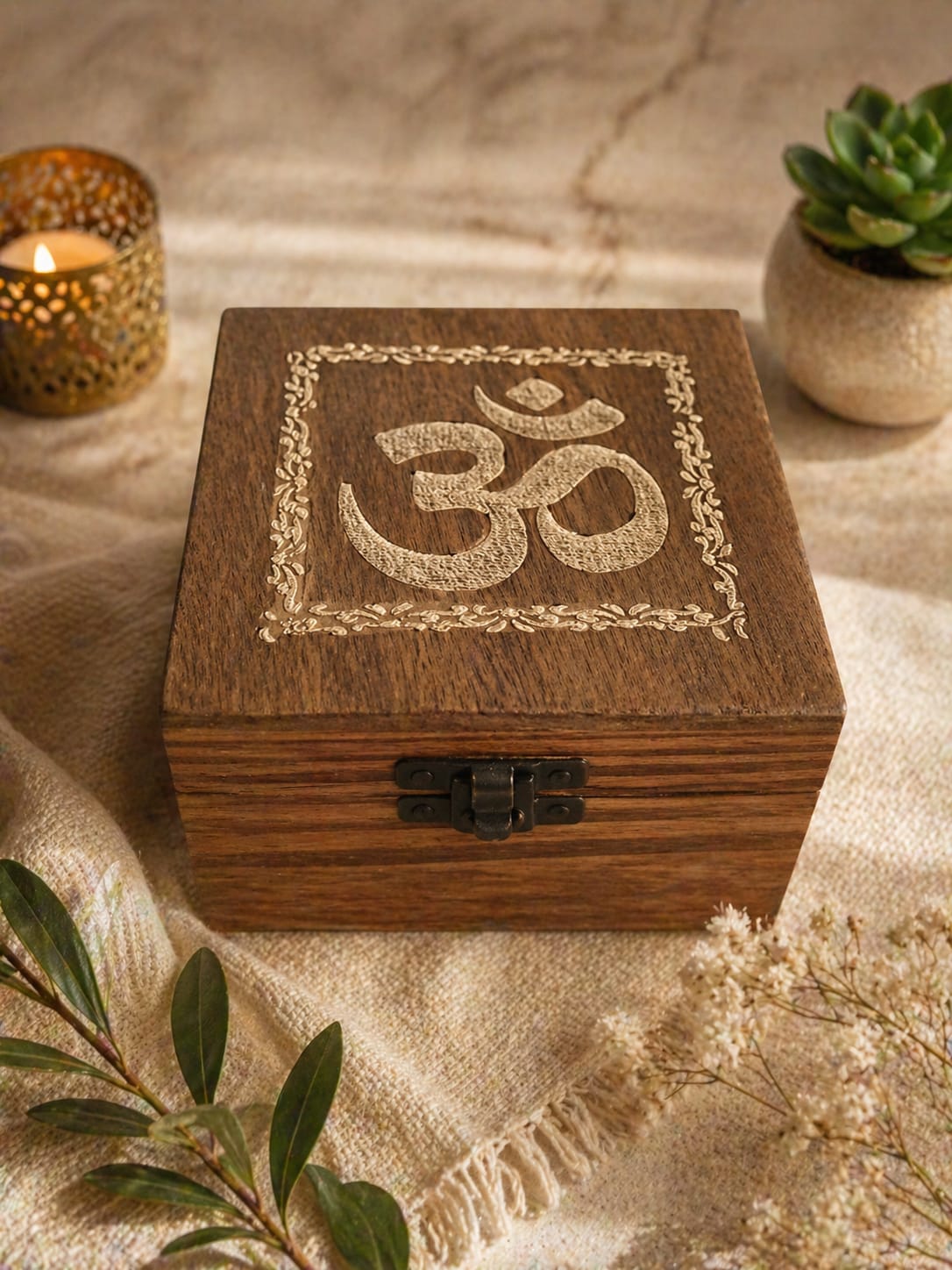 caja de madera Om