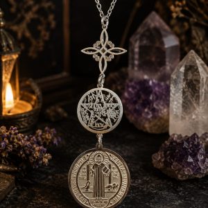 Collar triple protección nudo de bruja, tetragramaton y San benito plateado
