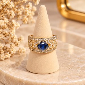 Anillo Dorado con Piedra Azul, circonitas y baño de rodio N.16