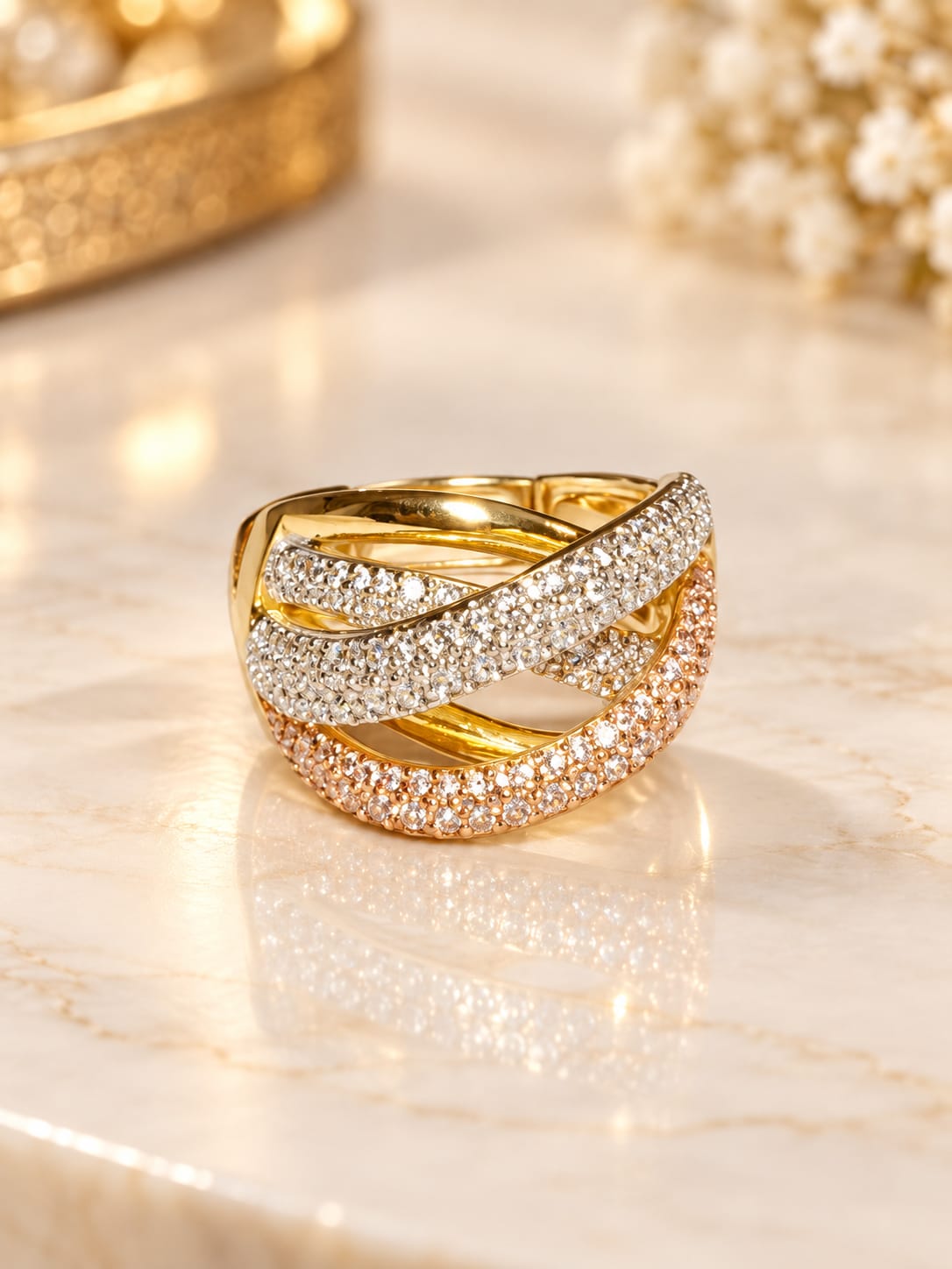 Anillo Entrelazado Tricolor con Circonitas adaptable