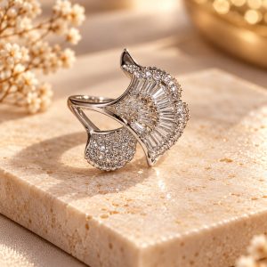 Anillo Floral con Baño de Rodio y Circonitas adaptable