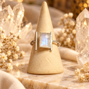 Anillo de Piedra Luna plata y luna creciente ajustable - Intuición, Ciclos, Conexión Lunar