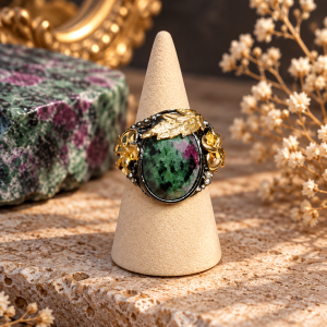 Anillo de Rubí con Zoisita — Vitalidad, Corazón y Transformación