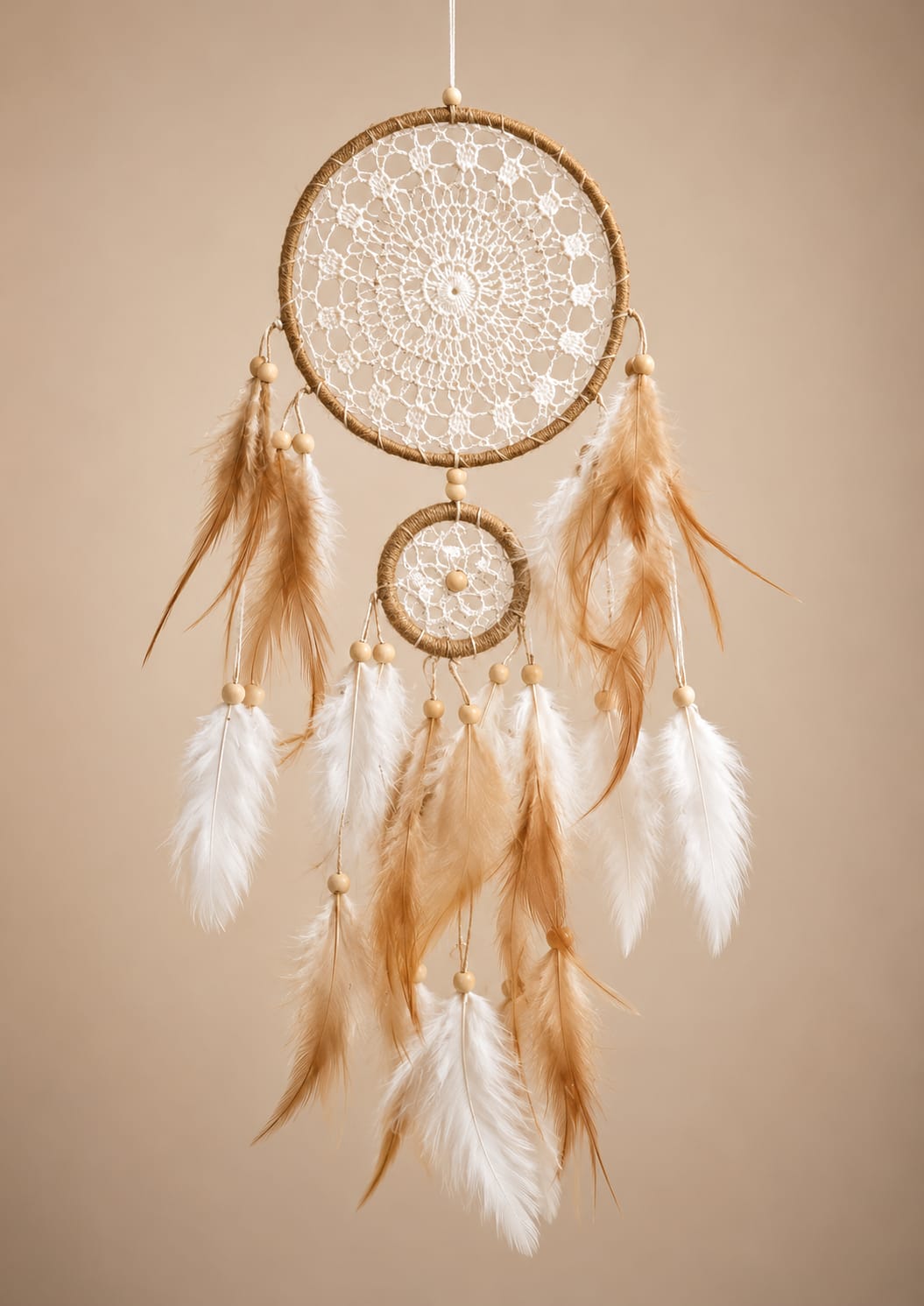 Atrapasueños Beige y Blanco con Plumas – Decoración Boho de Pared
