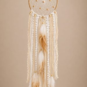 Atrapasueños Boho Blanco y Beige con Encajes, Plumas y Cuentas de Madera
