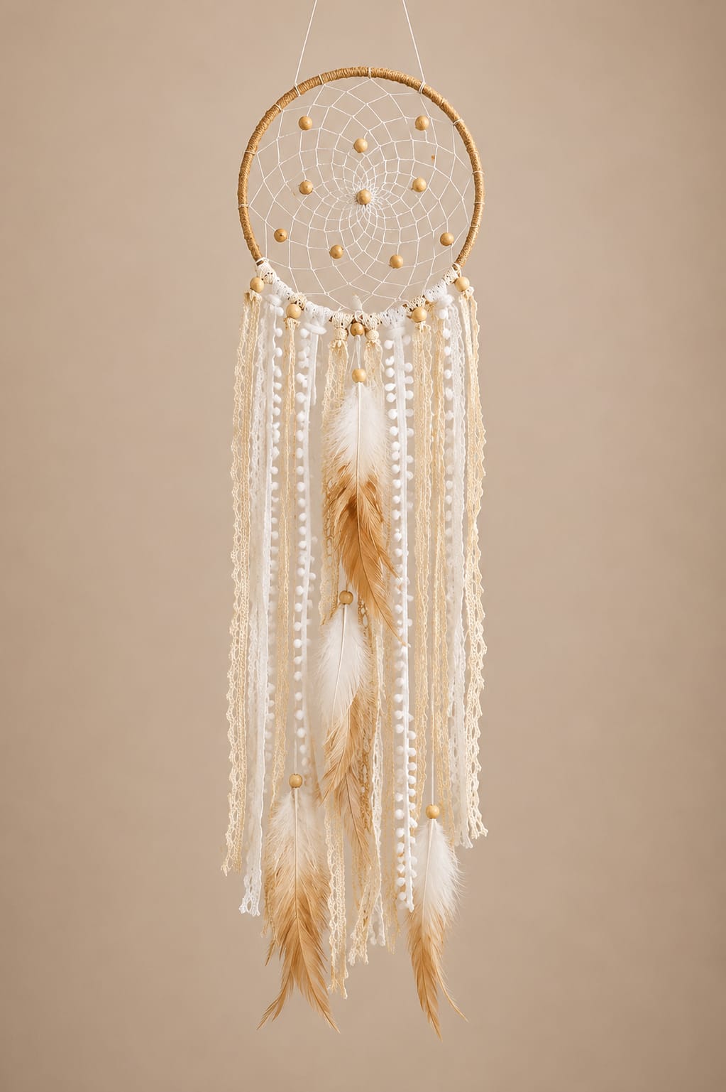 Atrapasueños Boho Blanco y Beige con Encajes, Plumas y Cuentas de Madera