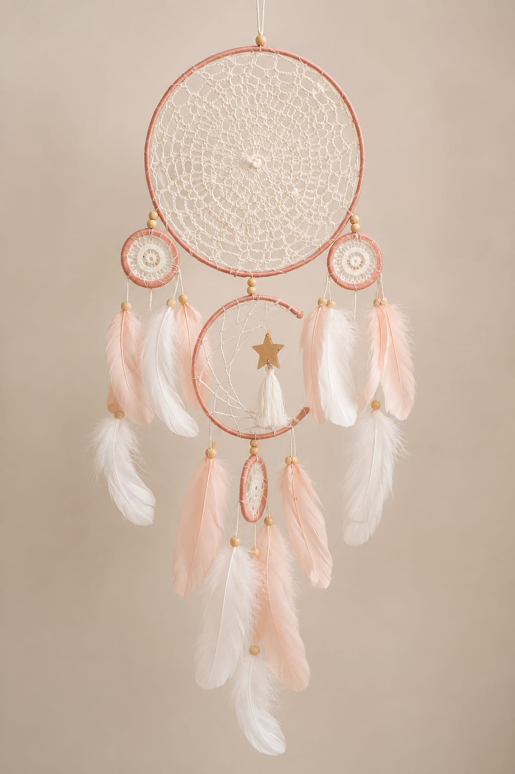 Atrapasueños Rosa y Blanco con Luna, Estrella y Plumas – Decoración Boho Romántica
