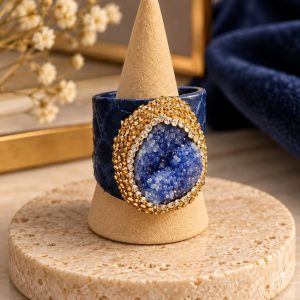 Anillo de drusa cuarzo teñida azul adaptable
