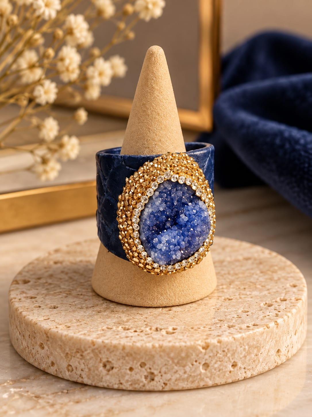 Anillo de drusa cuarzo teñida azul adaptable