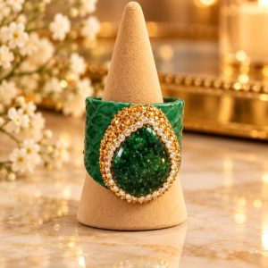 anillo de drusa cuarzo teñida verde adaptable