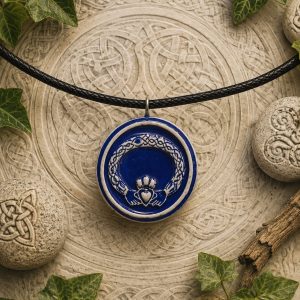 collar celta Claddagh Azul