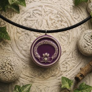collar celta Claddagh morado